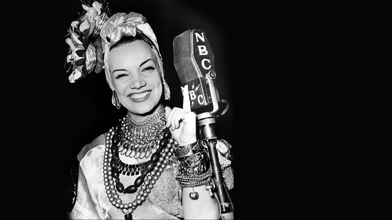Carmen Miranda, além de cantora, também emprestou sua voz ao futebol e marcou a Era de Ouro radiofônica no Brasil. (Foto: NBC)