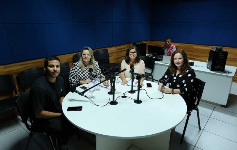 Aluno Murilo Lira e professoras Noália de Araújo, Patrícia Passos e Sabrina Matos durante a gravação do 2° episódio do podcast.
