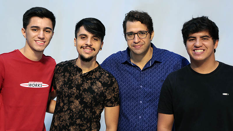 Da esquerda para a direita: Lucas Otaviano, Pedro Ximenes, professor Claudio Sena (orientador do trabalho) e Juliano Almada. (Foto: Divulgação)