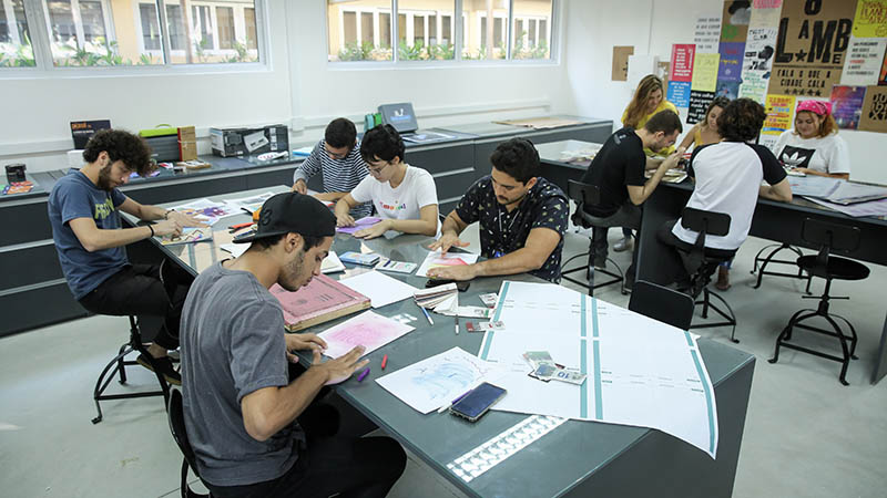 Um espaço em formato de ateliê que permite a alunos aprenderem e desenvolverem projetos inovadores a partir de seus equipamentos. Foto: Ares Soares.