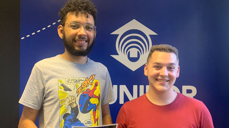 Davinilton Aguiar e Dante Moreno, estudantes de Jornalismo da Unifor, apresentam o Unifor Notícias desta sexta-feira ao vivo, a partir das 17h30 (Foto: Marcelo Falcão)