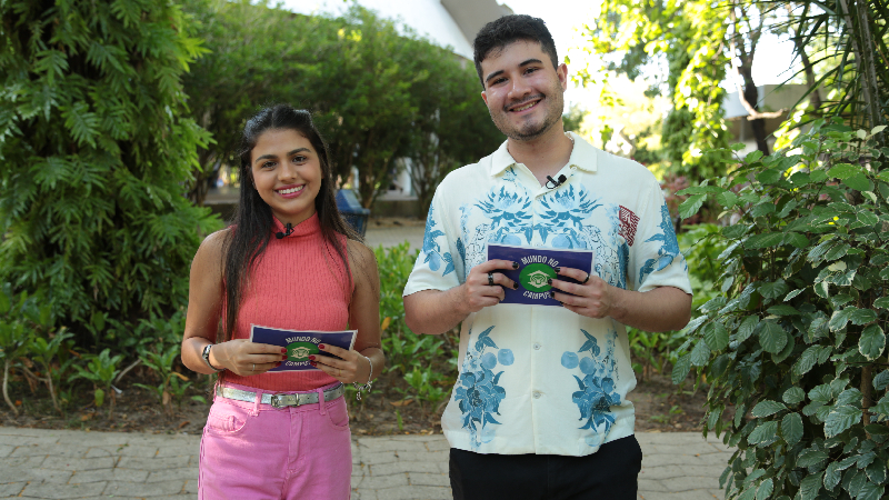 Letícia Monteiro e Ravel Araújo, estudantes de Jornalismo da Unifor, apresentam o Mundo no Campus nesta quarta-feira, às 19h (Foto: Marcelo Falcão/Divulgação)