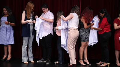 Serão 24 alunos recém-chegados ao ambiente acadêmico que receberão as homenagens de familiares e professores da graduação. Foto: Ares Soares.