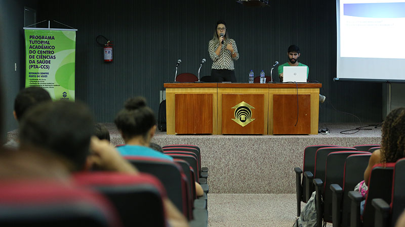 A oficina visa de tirar dúvidas dos alunos dos cursos da Saúde sobre como escrever textos e artigos científicos (Foto: Ares Soares/Unifor)