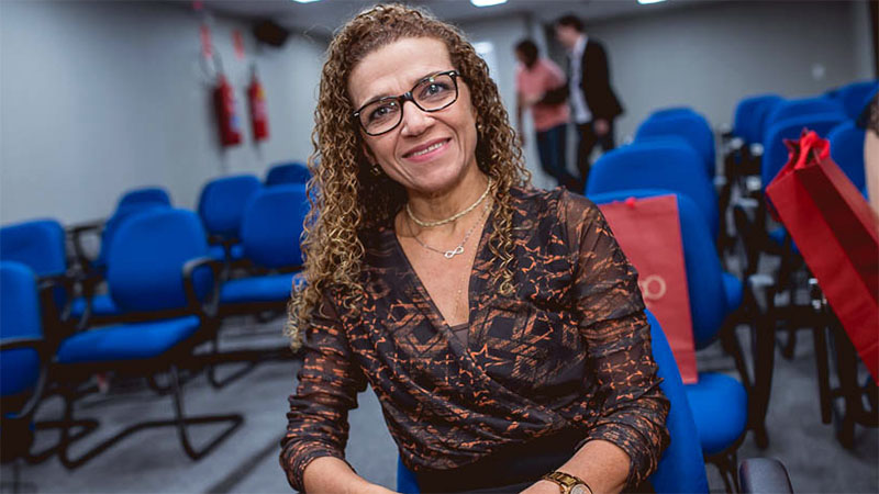 Professora Cristiane Buhamra, da graduação tecnológica em Eventos da Unifor, falará aos alunos sobre a produção de eventos (Foto: Galeria Marcia Travessoni)