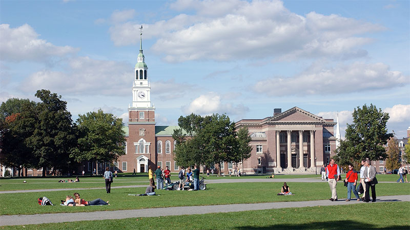 A Dartmouth College é membro da Ivy League, estando também constantemente classificada entre as maiores instituições acadêmicas do mundo (Foto: Dartmouth)