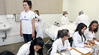 Alunos do curso de Enfermagem durante atividade no NAMI (Foto: Davi Maia)