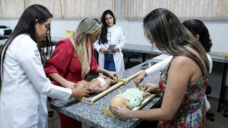 O I Treinamento de Habilidades em Puericultura, realizado com enfermeiros da Estratégia Saúde da Família que atuam na UAPS Waldo Pessoa (Foto: Ares Soares)