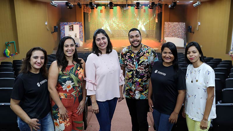 Milena Auip (no centro, de camisa branca), coordenadora da graduação em Eventos da Unifor, durante a realização de mais uma apresentação organizada por alunos do curso (Foto: Ares Soares)