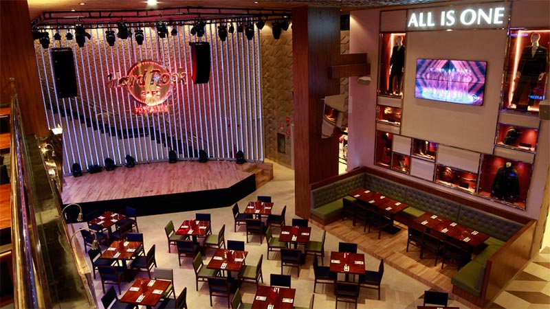 O restaurante Hard Rock Cafe, que é o primeiro HRC do Nordeste e o terceiro do país, dispõe de mais de 1700m², e tem um espaço para apresentação de bandas, museu do rock e uma loja de itens temáticos chamada Rock Shop (Foto: Leo Andrade/ Divulgação)