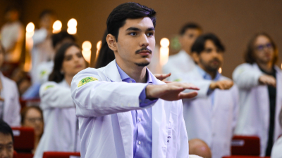 A cerimônia é tradição do curso de Medicina e visa despertar nos acadêmicos o comprometimento médico ainda no início da graduação (Foto: Ares Soares)
