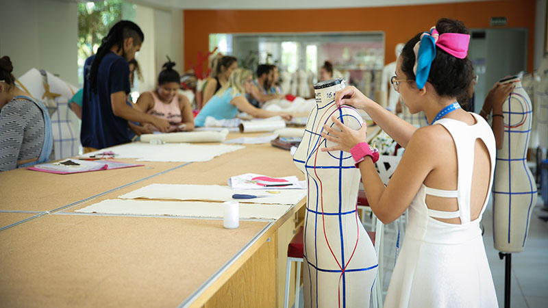 O curso de Design de Moda da Unifor prepara o aluno para as múltiplas áreas de atuação. (Observação: foto tirada em atividade de laboratório antes da pandemia / Crédito Ares Soares)