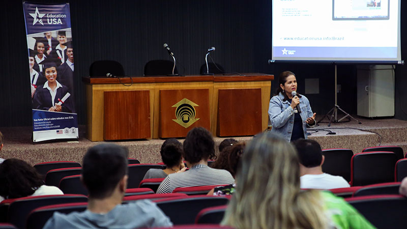 Lina Sena, orientadora do Escritório EducationUSA/Unifor, apresenta oportunidades de estudo nos EUA (Foto: Ares Soares)