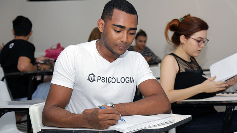 Os minicursos acontecem durante as férias de julho e oferecem certificado aos participantes (Foto: Diego William)