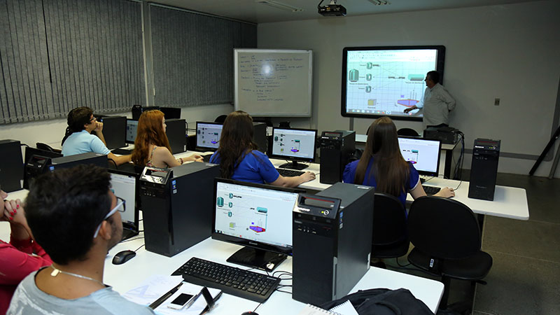 Os minicursos têm como objetivo proporcionar aos alunos do CCT a oportunidade de participar, já a partir do 1º semestre, de aulas relacionadas à Engenharia. (Foto: Ares Soares/Unifor)