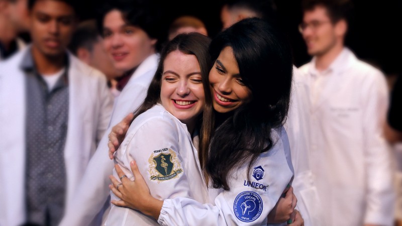Os estudantes recebem o jaleco branco como símbolo do compromisso que assumem com as atividades da médicas. (Foto: Ares Soares)