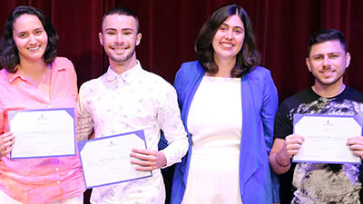 Professora Milena Auip (centro), coordenadora da Graduação Tecnológica em Eventos da Unifor, durante cerimônia de entrega da certificação intermediária aos alunos do curso (Foto: Ares Soares)