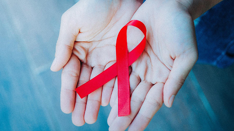 Dezembro Vermelho é o mês de conscientização e combate à AIDS, com intuito de chamar atenção para as medidas de prevenção, assistência, proteção e promoção dos direitos humanos das pessoas com HIV. Foto: iStock.
