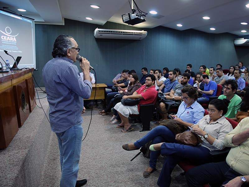Prof. Chico Alberto, coordenador do curso de Ciências Econômicas da Unifor, em palestra aos alunos (Foto: Ares Soares/Unifor)