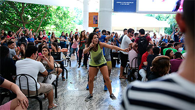 A exibição inusitada consiste em expor um trecho da coreografia que foi desenvolvida para o Festival de Dança (foto: Ares Soares)