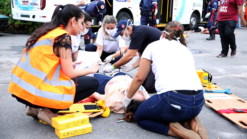 Profissionais da rede de urgência e emergência de Fortaleza e alunos da Unifor recebem cursos de capacitação para melhorar o conhecimento e a maneira de agir diante as adversidades médicas  (Foto: Ares Soares)