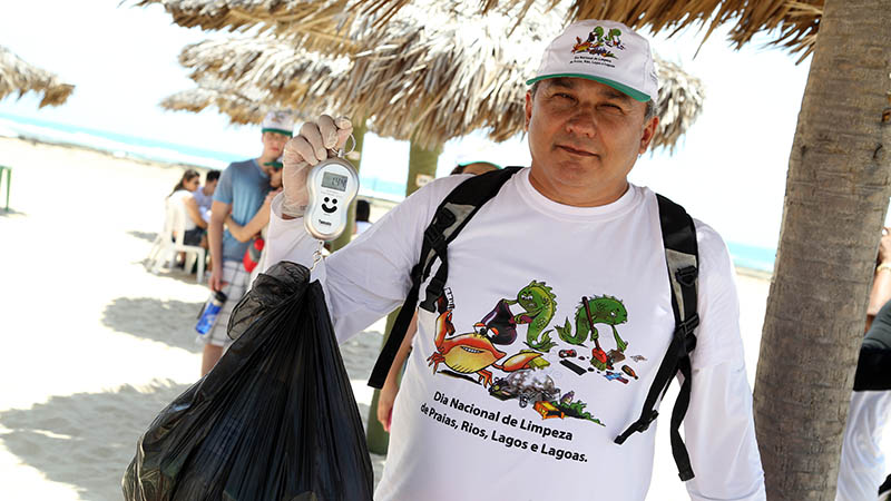 O professor Oyrton Monteiro Júnior, coordenador de Engenharia Ambiental e Sanitária da Unifor, já realiza projeto de limpeza de praias com os alunos do curso (Foto: Ares Soares)