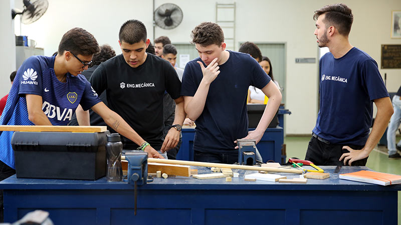 O curso é destinado aos alunos que já fizeram a disciplina de Desenho Mecânico e desejam fazer uma revisão (Foto: Ares Soares)