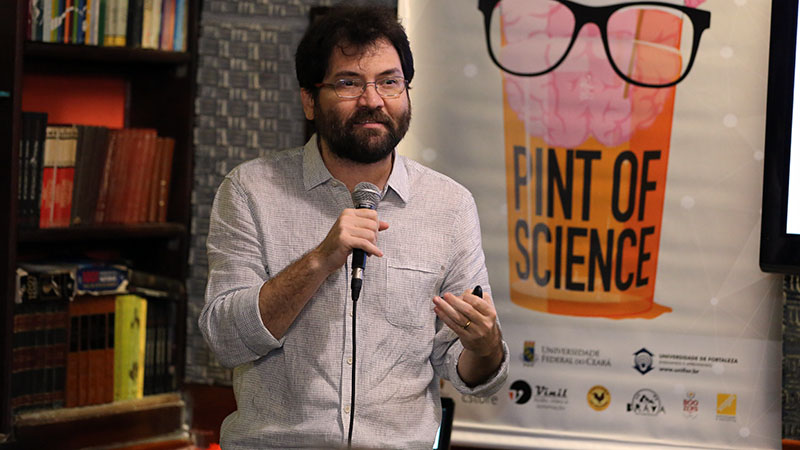 O médico Lima Neto foi um dos palestrantes do festival mundial Pint Of Science que aconteceu em maio em Fortaleza (Foto: Ares Soares)