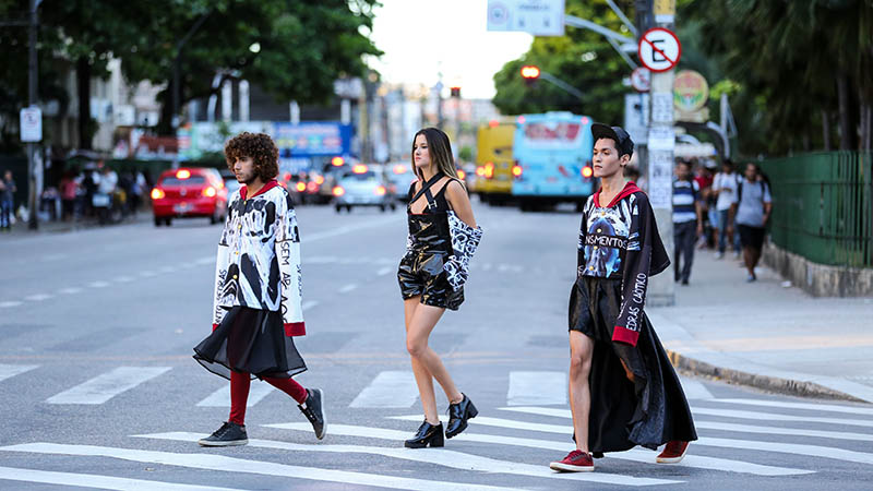 Realizado pelo curso de Design de Moda da Unifor, o projeto Tá na Moda Tá na Faixa leva criações dos estudantes às ruas da cidade. (Foto: Ares Soares)