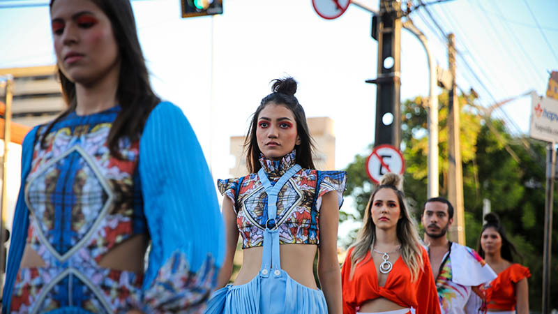 Nesta edição, os alunos do curso de Design de Moda da Unifor tiveram como inspiração as manifestações religiosas cearenses. (Foto: Ares Soares)