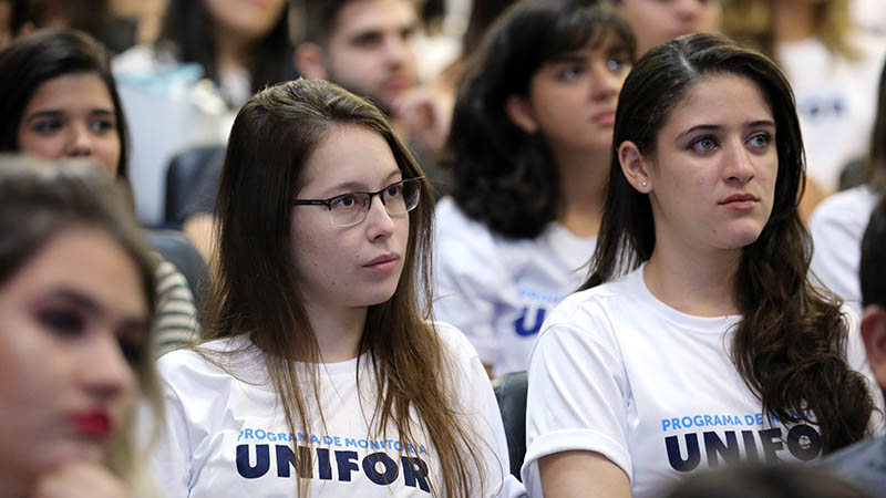 O aluno monitor dá suporte ao processo de aprendizagem dos alunos da disciplina a qual monitora (Foto: Ares Soares)