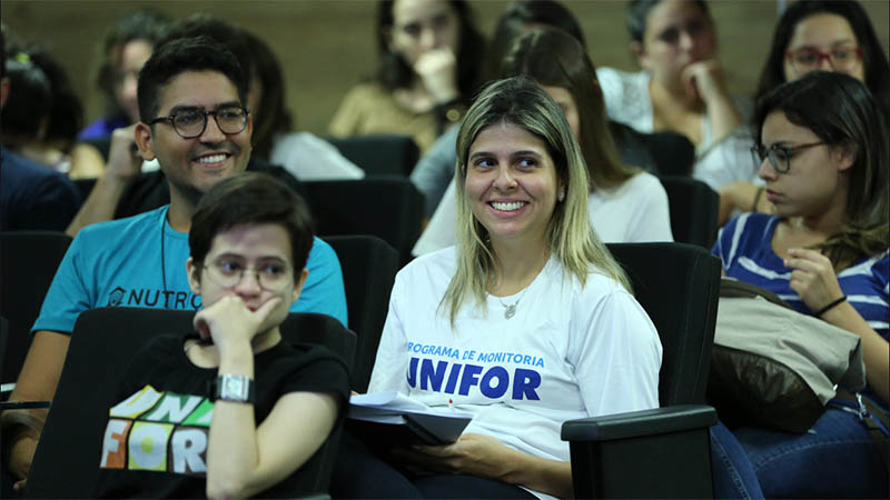 O aluno monitor dá suporte ao processo de aprendizagem dos alunos da disciplina a qual monitora (Foto: Ares Soares/Unifor)