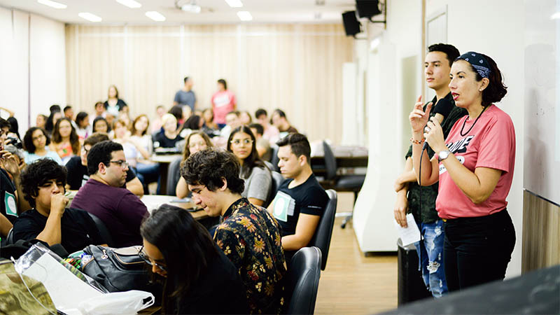 Professora Alessandra Bouty, gestora da AgênciaNIC, apresentando a Célula para os novos jovens voluntários (Foto: Pedro Vidal/FotoNIC).