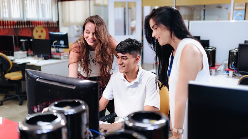 O programa tem como objetivo transformar ideias de estudantes em projetos audiovisuais com a consultoria de um grupo de professores. (Foto: Universidade de Fortaleza)