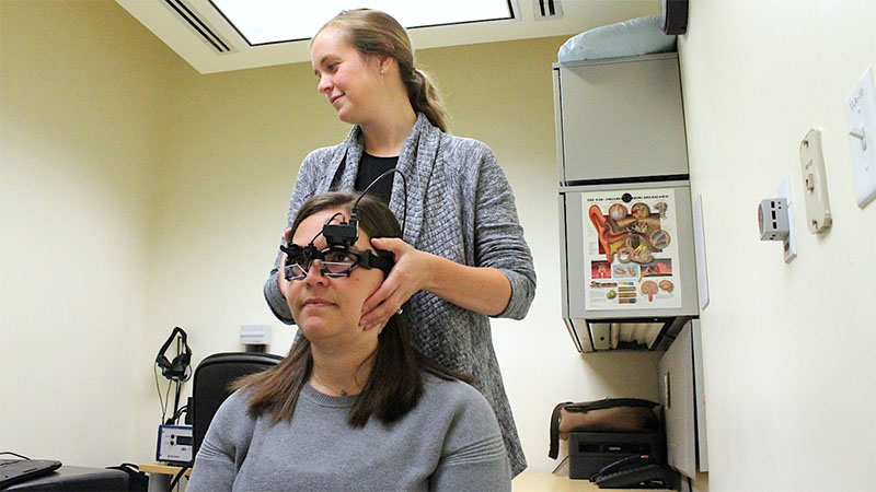 O VHIT é um um teste passivo de vídeo-oculografia que avalia o labirinto do paciente (Foto: University of California San Francisco/UCSF)