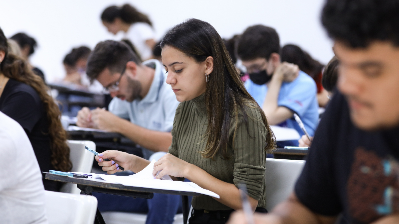 Aluna faz prova na Unifor