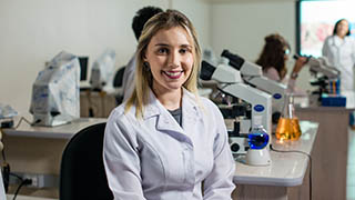 aluna em laboratório da Unifor
