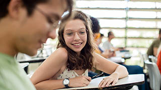 aluna dentro de sala de aula