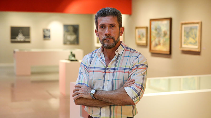 Pedro Boaventura, professor de Arquitetura e Urbanismo, troca dicas de músicas com os alunos e fica feliz por conseguir estabelecer cumplicidade com eles (Foto: Ares Soares)