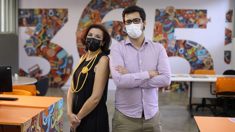 Na agência 365Lab, os professores Alessandra Bouty e Tarcísio Bezerra destacam o pioneirismo e as inovações do curso de Publicidade e Propaganda (Foto: Ares Soares)