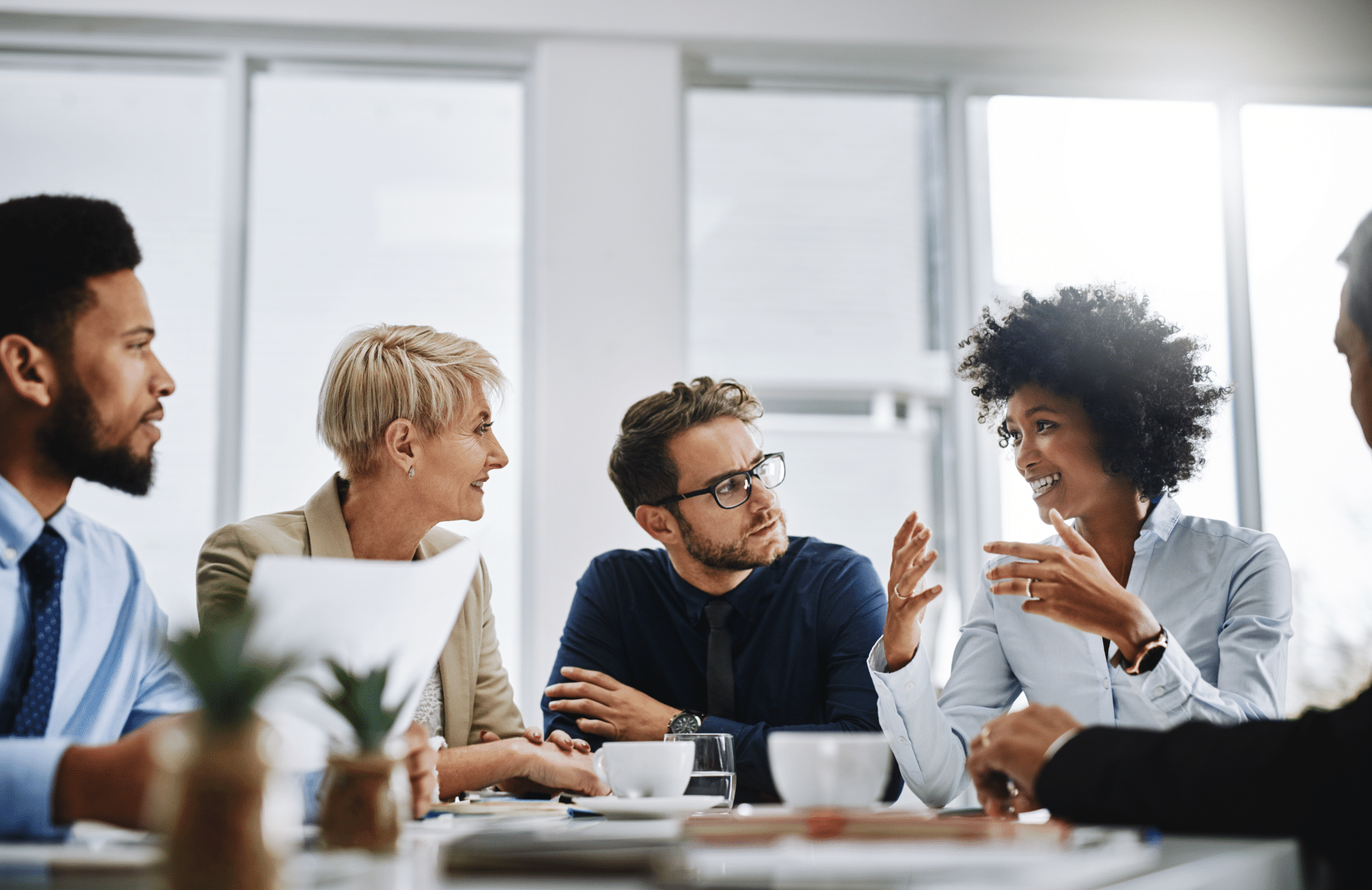 grupo de jovens com roupas sociais discutindo sobre estratégias