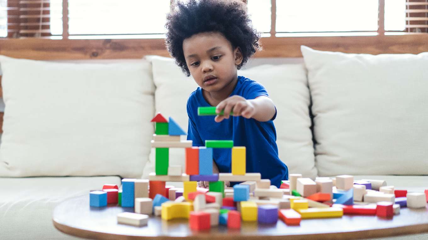 Criança brincando com blocos