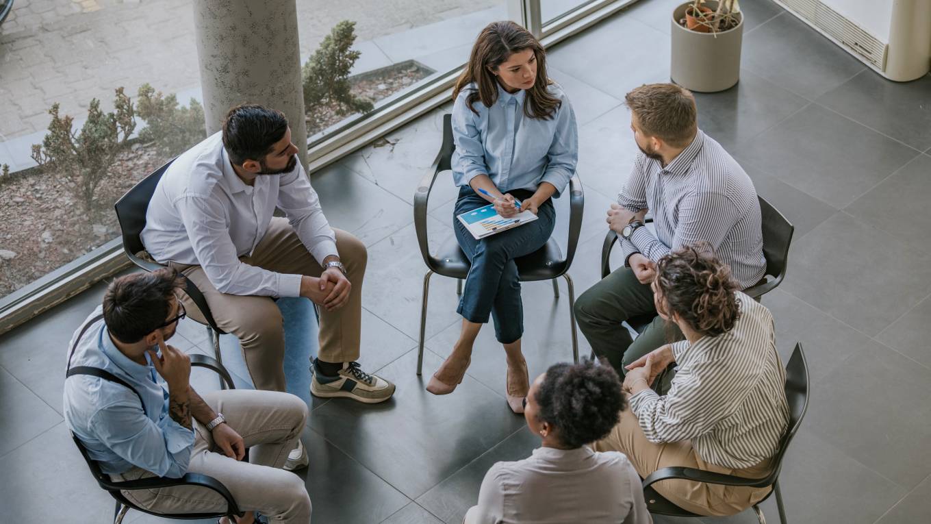 Grupo em roda de conversa no trabalho