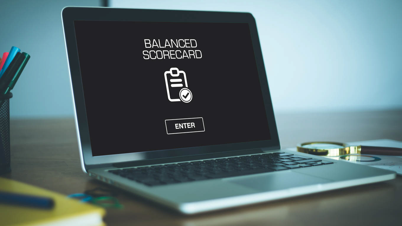 A ferramenta Balanced Scorecard aparece na tela de um notebook.