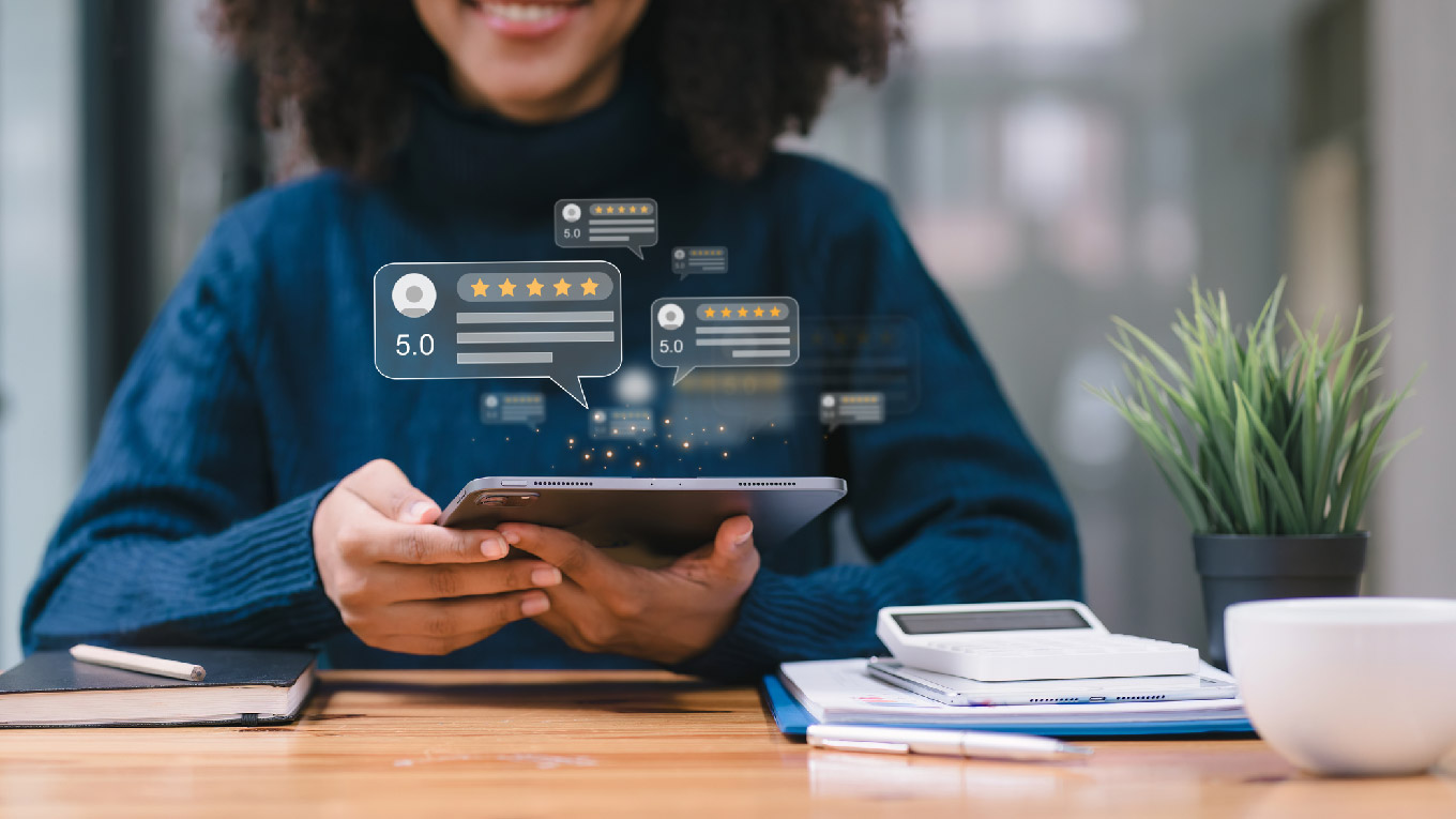 pessoa segunrando um tablet e conferindo as avaliações de compra pela internet