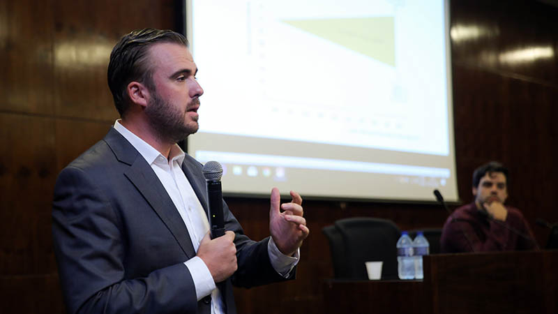 Na ocasião, o especialista australiano Blaise Murphet falou sobre como as mídias digitais podem impactar na conscientização da sociedade em relação aos acidentes de trânsito (Foto: Ares Soares)