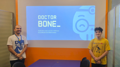 Rolf Matela, aluno do cursos de Análise e Desenvolvimento de Sistemas (esquerda), e Felipe Cassiano, do curso de Ciência da Computação (direita), participaram do desenvolvimento do projeto (Foto: Divulgação)