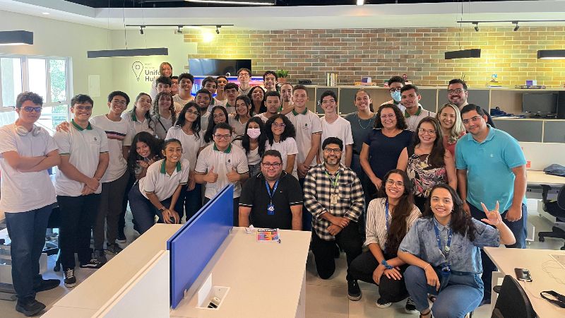 A visita proporcionou uma experiência imersiva, permitindo que os estudantes visualizassem a aplicação prática dos conhecimentos adquiridos em sala de aula (Foto: Arquivo Pessoal)