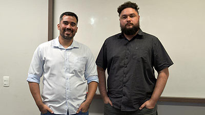 Na foto, os pesquisadores do LCDIA, Enerson Oliveira (à esquerda) e Matheus Paixão. Créditos: Lucas Plutarcho.
