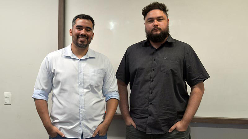Na foto, os pesquisadores do LCDIA, Enerson Oliveira (à esquerda) e Matheus Paixão. Créditos: Lucas Plutarcho.